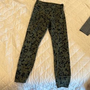 Lululemon In Movement Legging 25” length, size 6